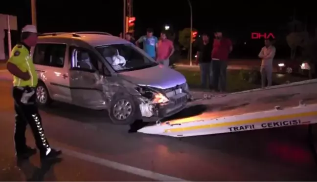 Konya'da işçilerin taşındığı minibüs ile hafif ticari araç çarpıştı 8 yaralı