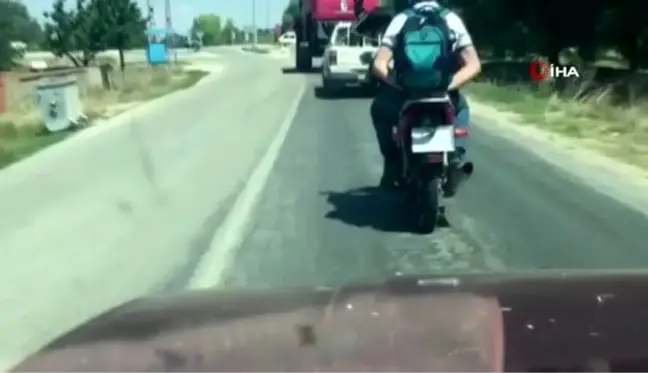 Trafikte şaşırtan görüntüler...Eşeği dört tarafından kamyonete bağlayıp böyle taşıdılar