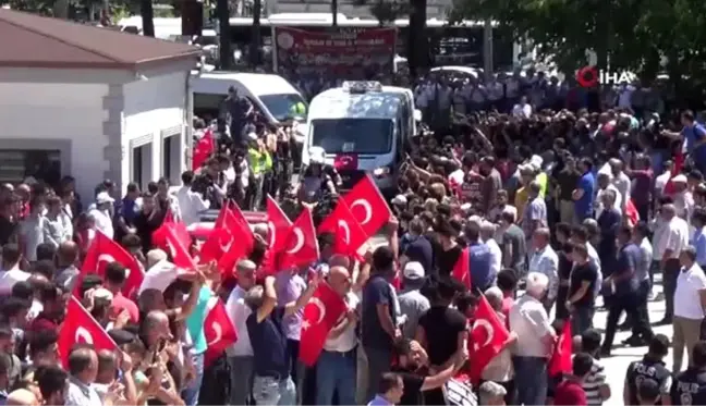 Binlerce kişi teröre lanet ederek şehidini uğurladı