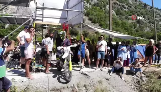 Motosikletle zipline yaptı