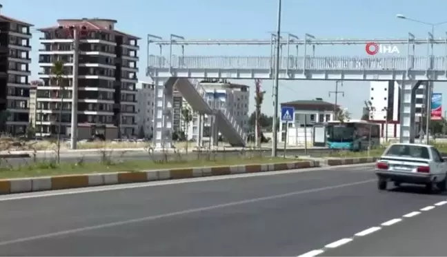 Adıyaman'da şaşırtan üst geçit... Geçidin bir ayağı tarlaya diğer ayağı oto galerinin bahçesine...