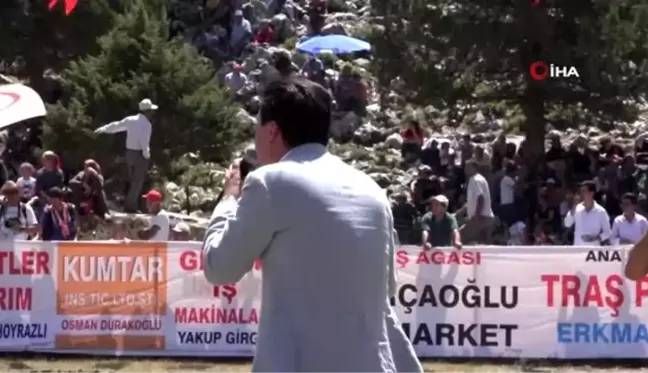 Kumluca'daki boğa güreşleri nefes kesti