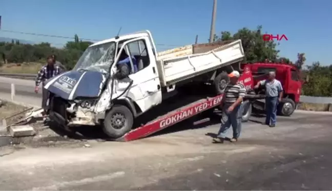 Yolcu midibüsüyle kamyonet çarpıştı 11 yaralı