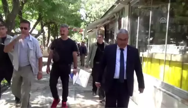 Vali Gündüzöz, sürücülere broşür dağıttı