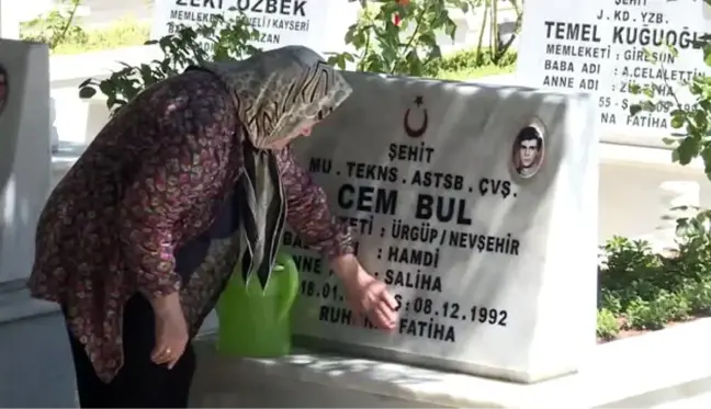 Şehitliklere bayram ziyareti