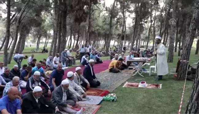 Deprem bölgesinde bayram namazı mesirelikte kılındı