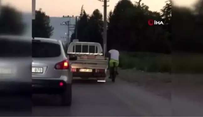 Kamyonete takılan bisikletli ile sürücünün seyir halindeki trafikteki koyu sohbeti yok artık...