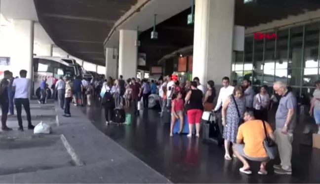 İzmir'e gelen tatilcilerin dönüş yolculuğu başladı