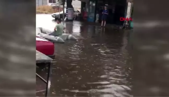 ÇANAKKALE Biga'da yağmur nedeniyle göle dönen yolda botla dolaştı