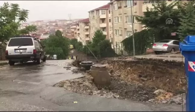 Sağanak sonrası sokaktaki yol çöktü