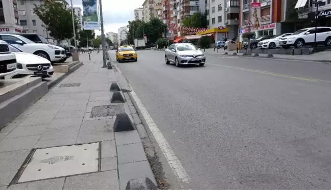 (Özel) Kadıköy'de lüks cipin motosikletliye çarpıp kaldırıma çıktığı anlar kamerada