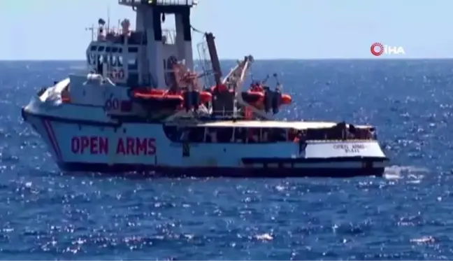 Günlerdir Akdeniz'de bekleyen sığınmacılar son çare denize atladı