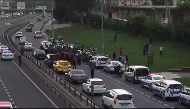 Motosikletle duran araca çarpan 2 polis yaralandı