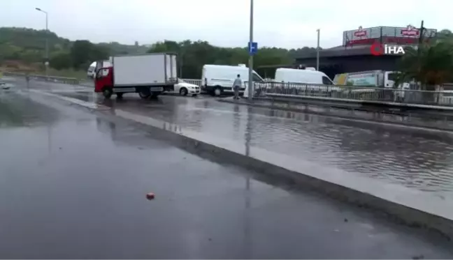 İçerenköy'de şiddetli yağış nedeniyle yollar göle döndü dükkanları su bastı