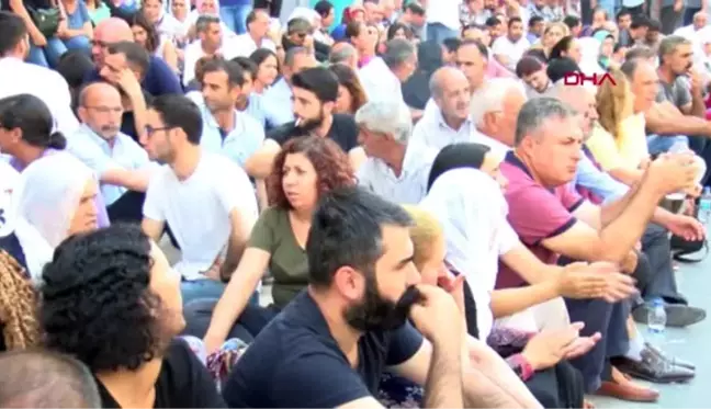 Diyarbakır'da HDP'lilerden oturma eylemi