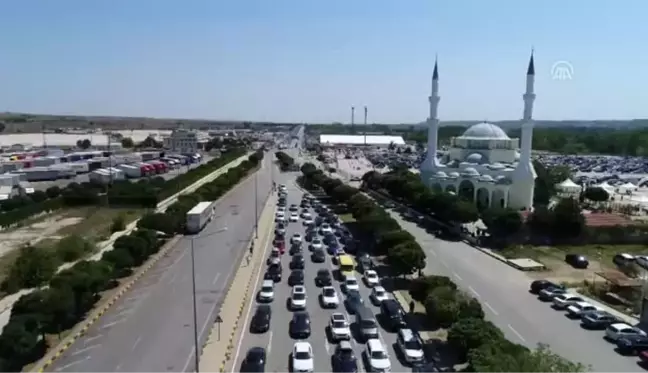 Edirne esnafı gurbetçileri türkülerle ve ikramlarla uğurladı