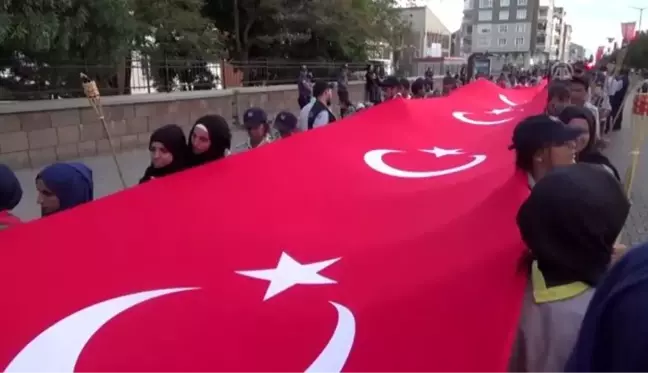 1071 metrekare Türk bayrağıyla 