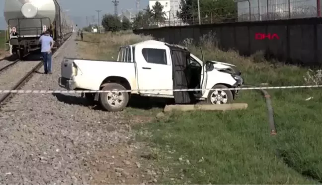 ADANA Yük treni kamyonete çarptı 1 ölü,1 yaralı