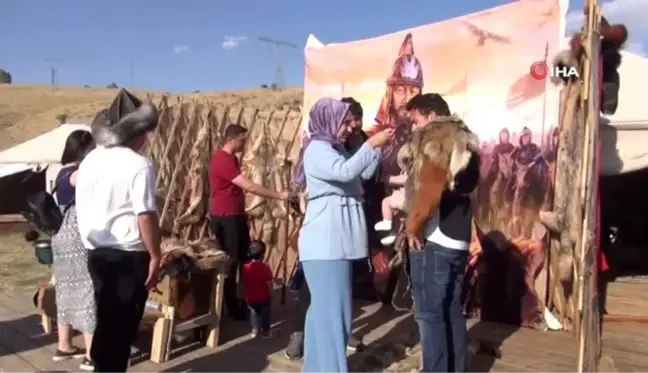 Ahlat'taki Alparslan otağında açılan stantlara vatandaşlar yoğun ilgi gösteriyor