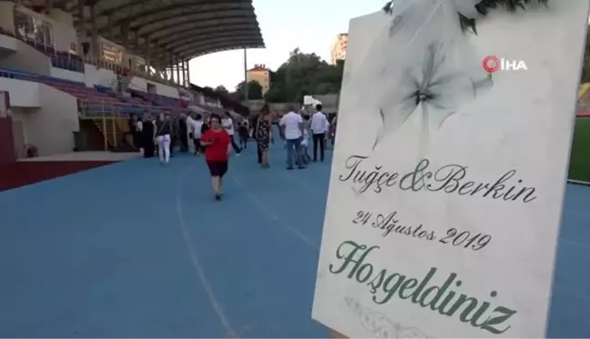 Futbol antrenörü, babasının kalecilik yaptığı şehir stadyumunda nikah kıyıp dünyaevine girdi