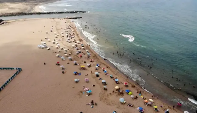 Nemden bunalan vatandaşlar Riva plajına akın etti