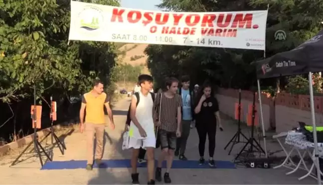 Koşuya terlikle ısındı, yalın ayak yarıştı