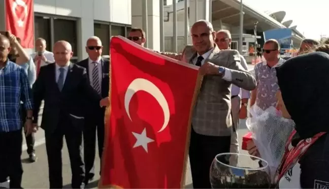 Turhan Çömez Türkiye'ye döndü