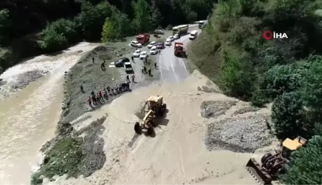 Sel ve heyelan vurdu, karayolunda uzun araç kuyrukları oluştu