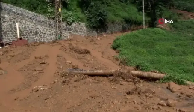 Rize'nin Derepazarı ilçesinde heyelan nedeniyle 3 ev tahliye edildi