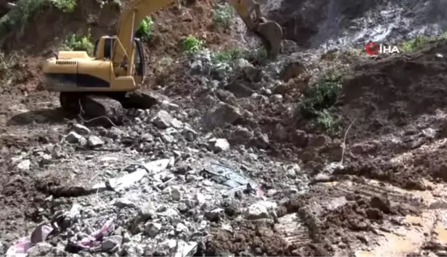 istinat duvarının çökmesi sonucu toprak altında kalan 3 araçtan 2'si çıkartıldı