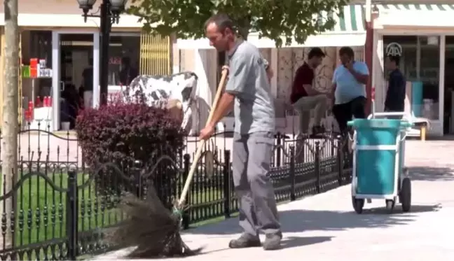 Temizlik işçisi bulduğu 35 bin liralık çeki sahibine teslim etti