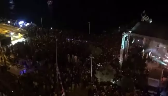 Hande Yener Kuşadası'nda konser verdi