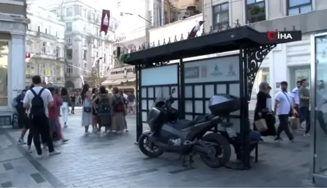 Taksim'de tramvay durağında oturan genci bıçaklayarak öldürdüler