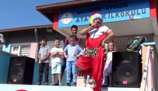 Ayvalık'ta minikler okulun ilk gününe şenlikle başladıMiniklere 