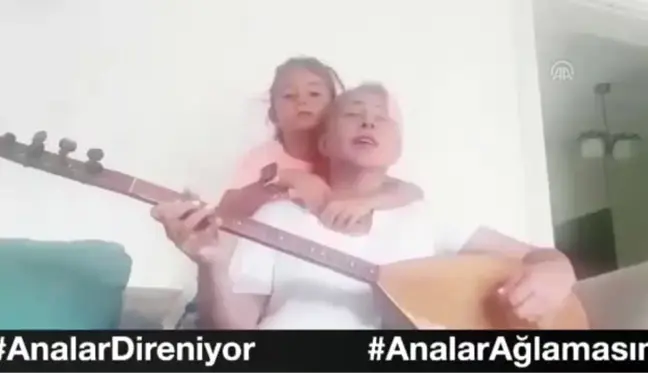Evlatları için oturma eylemi yapan annelere sanatçıların desteği sürüyor