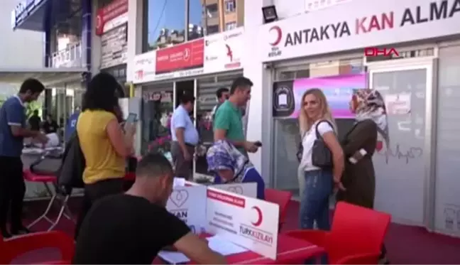 Hatay kan bağışı yapan vatandaşlara kitap dağıtıldı