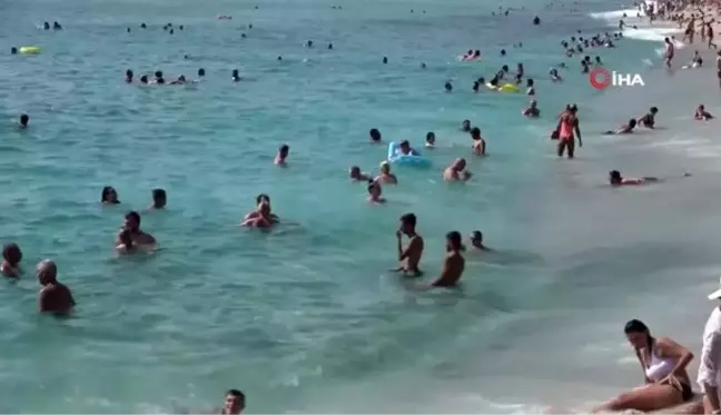 Alanya plajlarındaki yoğunluk sürüyor