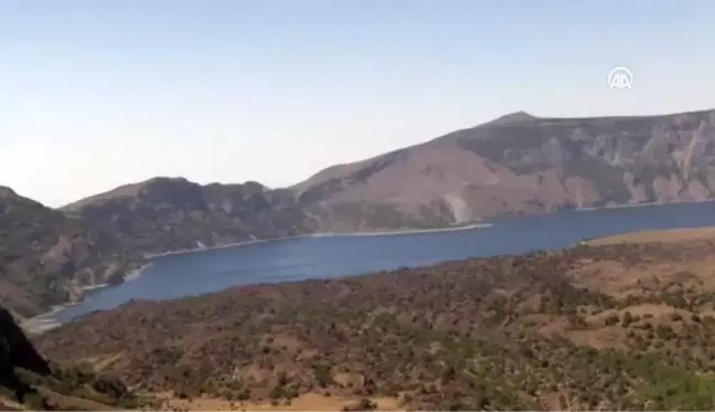 Nemrut Krater Gölü görenleri büyülüyor