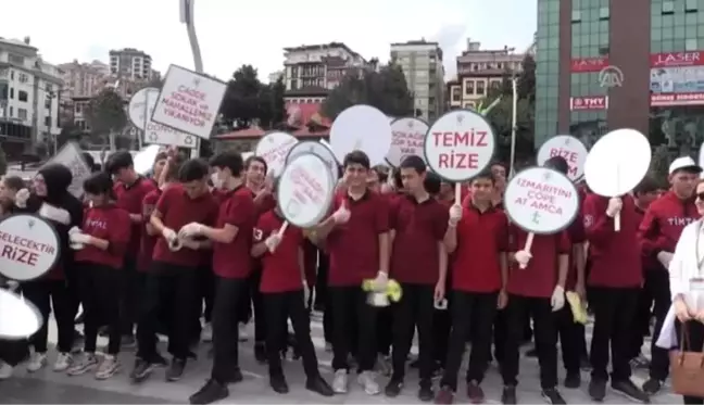 Çevre temizliğine dikkati çekmek için çöp topladılar