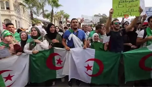 Cezayirli öğrencilerden Cumhurbaşkanlığı seçimi protestosu