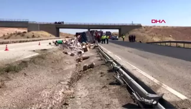 Kırıkkale tır devrildi, dorsedeki ürünler yola saçıldı