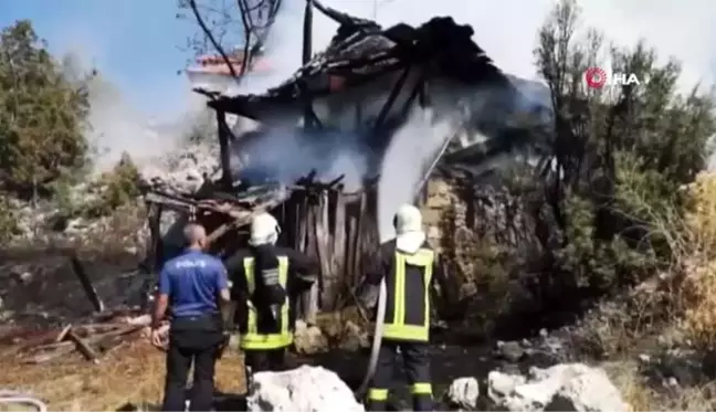 İtfaiye eri evden çıkarmaya çalıştığı şahıslarla birlikte kendi canını son anda kurtardı