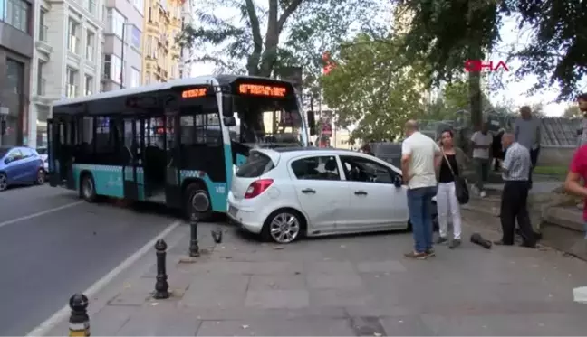 Taksim'de kontrolden çıkan otobüs 2 otomobile çarptı