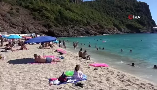 Alanya'ya kış gelmek bilmiyor...Sahiller tıklım tıklım