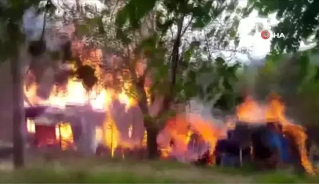 Sinop'ta ahşap ev küle döndü