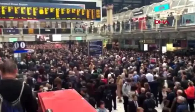 İngiltere'de sel sonrası metro ve tren istasyonlarını su bastı