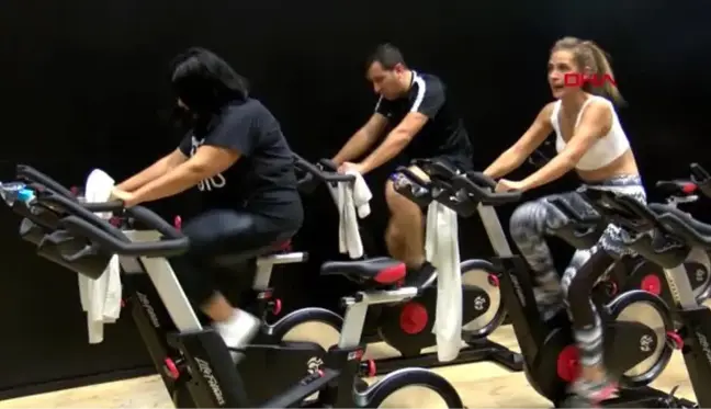 Ankaralı sporseverler 'indoor cycling' egzersizi yaptı