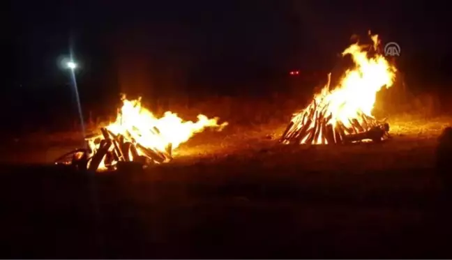 Birlikteliğe dikkati çekmek için üzerine boya döktü