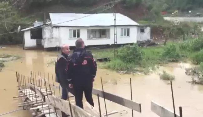 Borçka'da şiddetli yağış - AFAD ekipleri iki evde mahsur kalanlar için çalışma başlattı