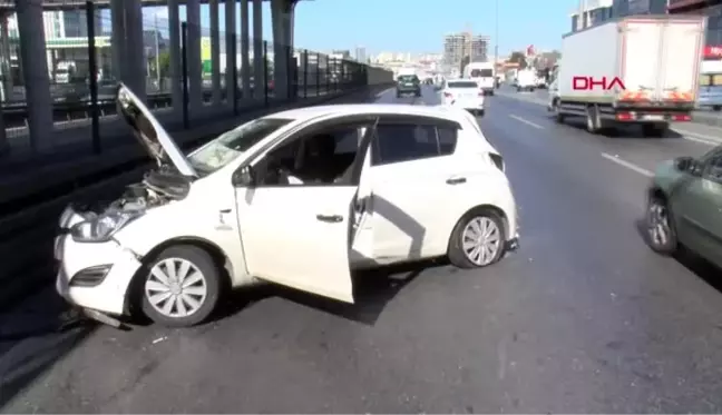 İstanbul-avcılar'da yol ayrımındaki kaldırıma çarpan otomobil yola savruldu